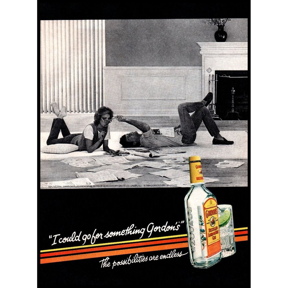 1985 Gordon's Gin Vintage Print Ad Couple Moving Empty House Newspapers Wall Art